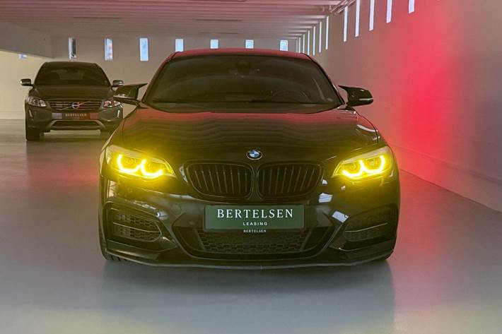 Sort BMW M240i fra 2017 set udefra