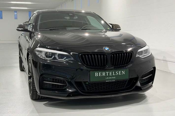 Sort BMW M240i fra 2017 set udefra