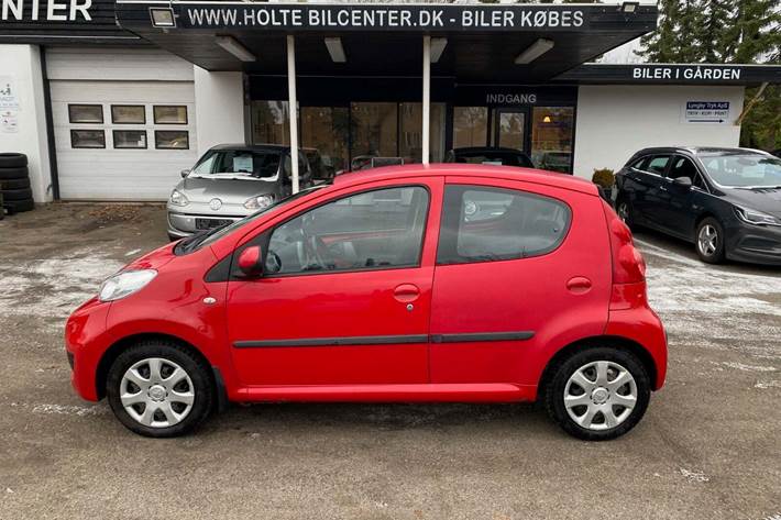 Rød Peugeot 107 fra 2010