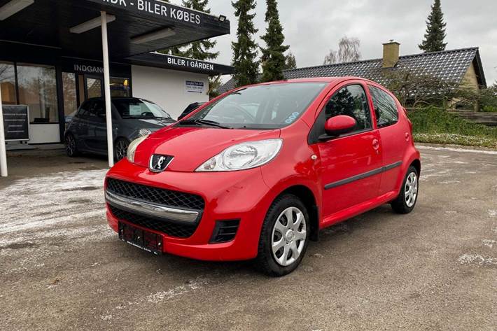 Rød Peugeot 107 fra 2010