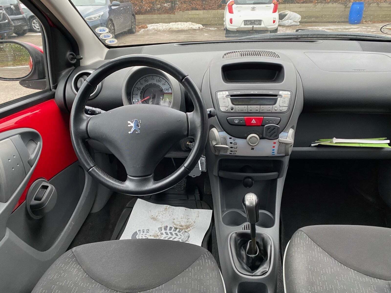 Rød Peugeot 107 fra 2010