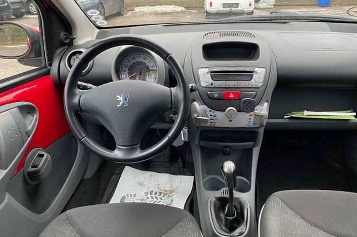 Rød Peugeot 107 fra 2010