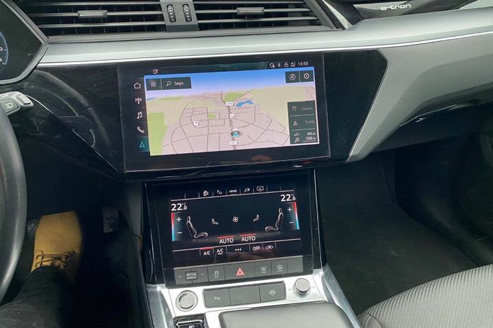 Orange Audi e-tron fra 2021