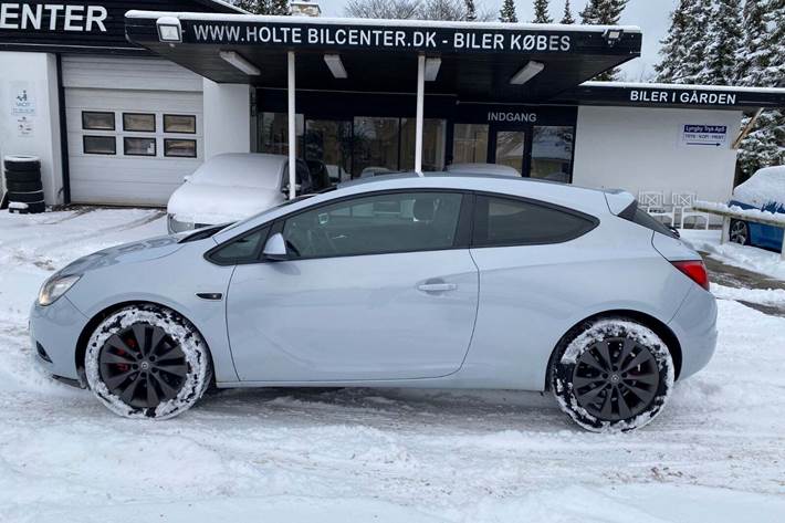Blå Opel Astra fra 2012