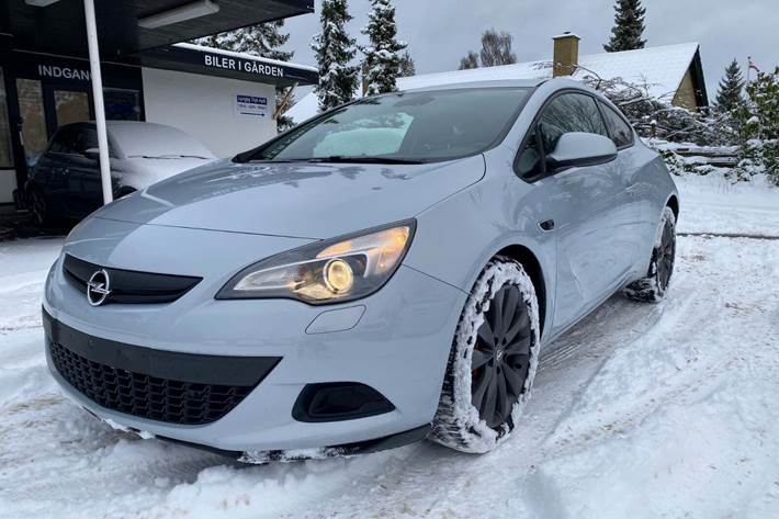 Blå Opel Astra fra 2012