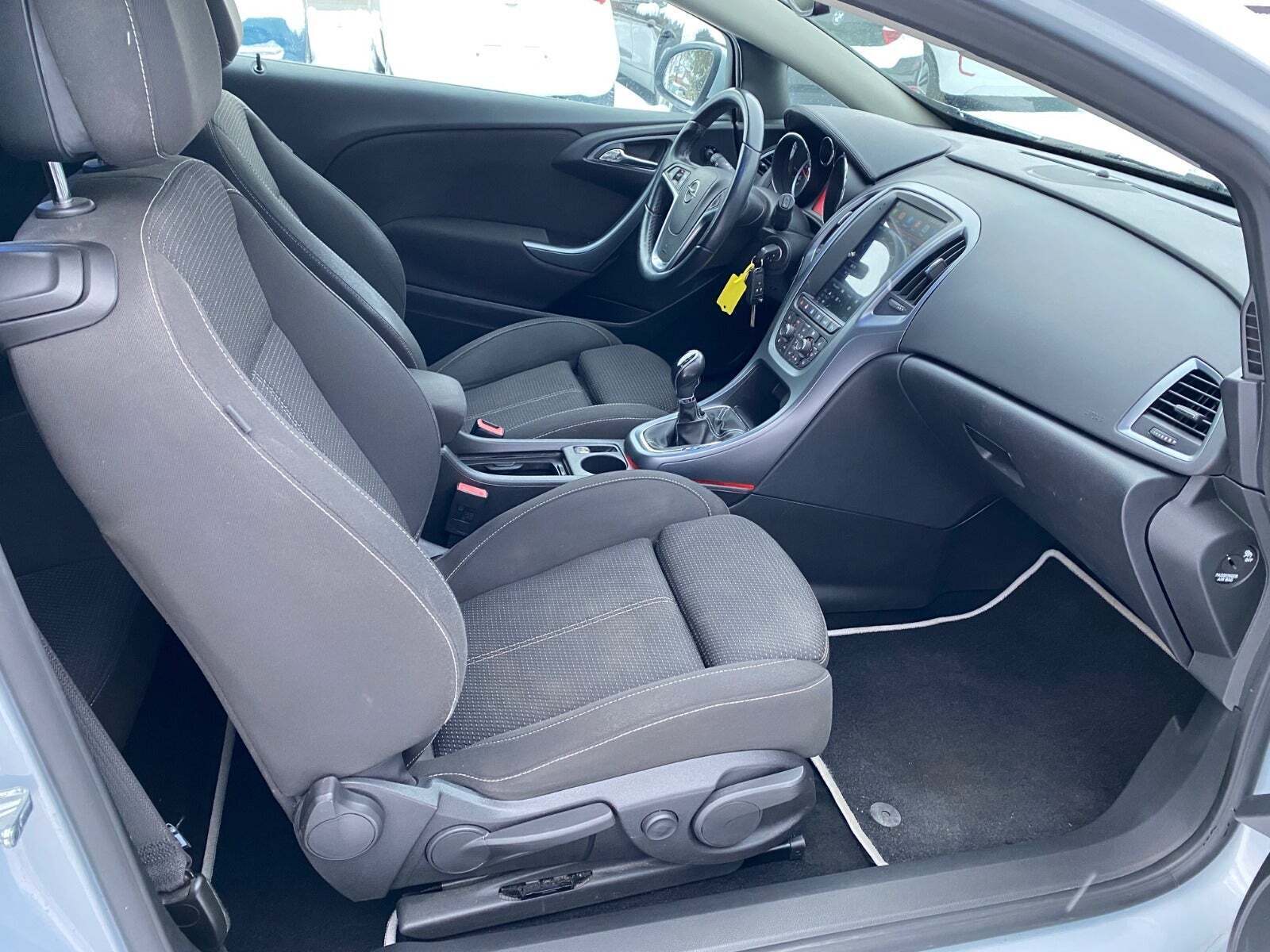 Blå Opel Astra fra 2012