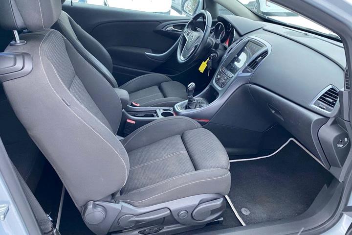 Blå Opel Astra fra 2012