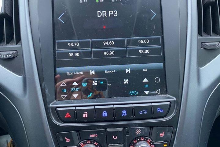 Blå Opel Astra fra 2012
