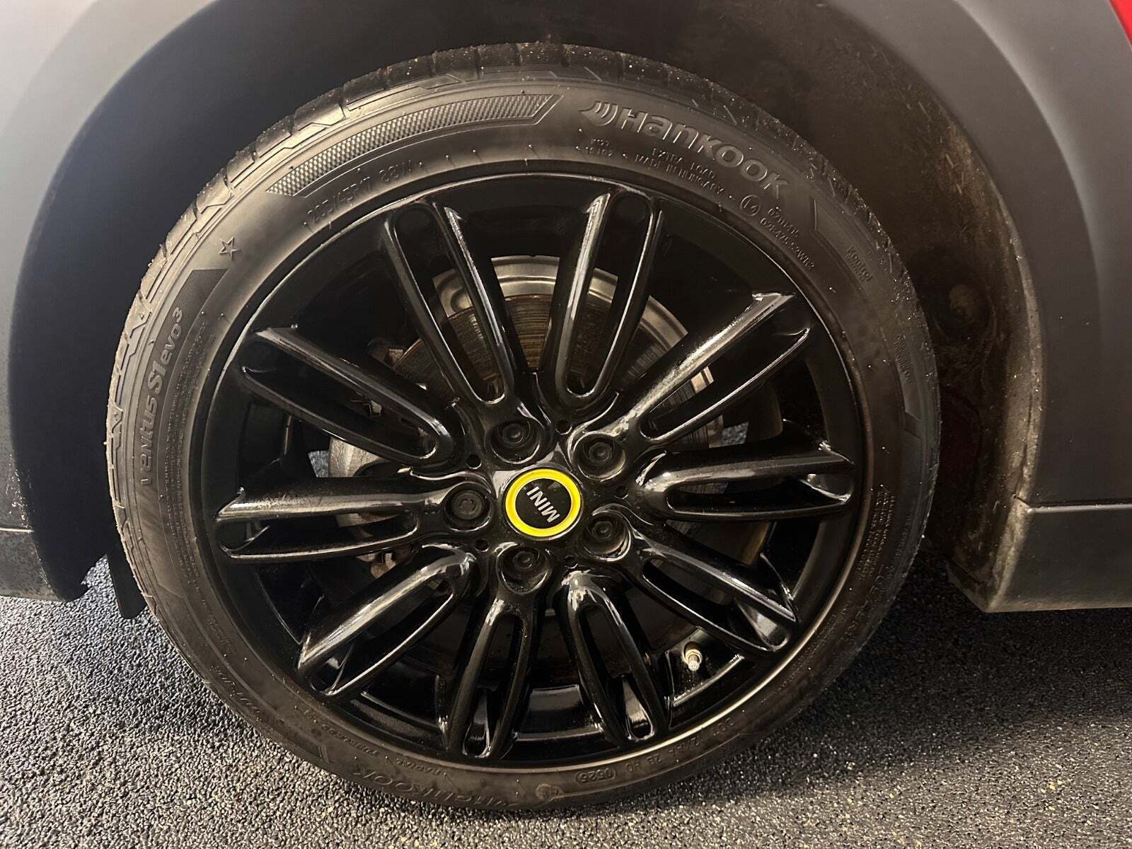 Rød Mini Cooper SE fra 2022