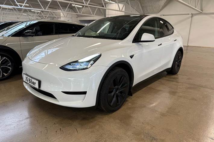 Hvid Tesla Model Y fra 2024 set udefra