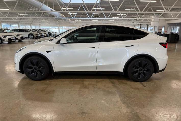 Hvid Tesla Model Y fra 2024