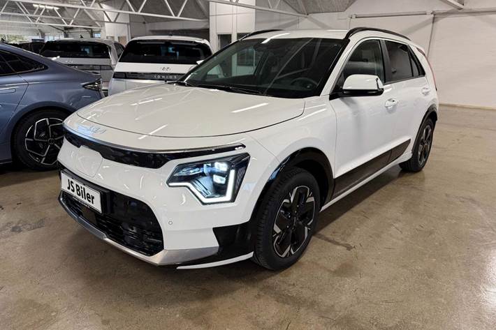 Hvid Kia Niro fra 2023 set udefra