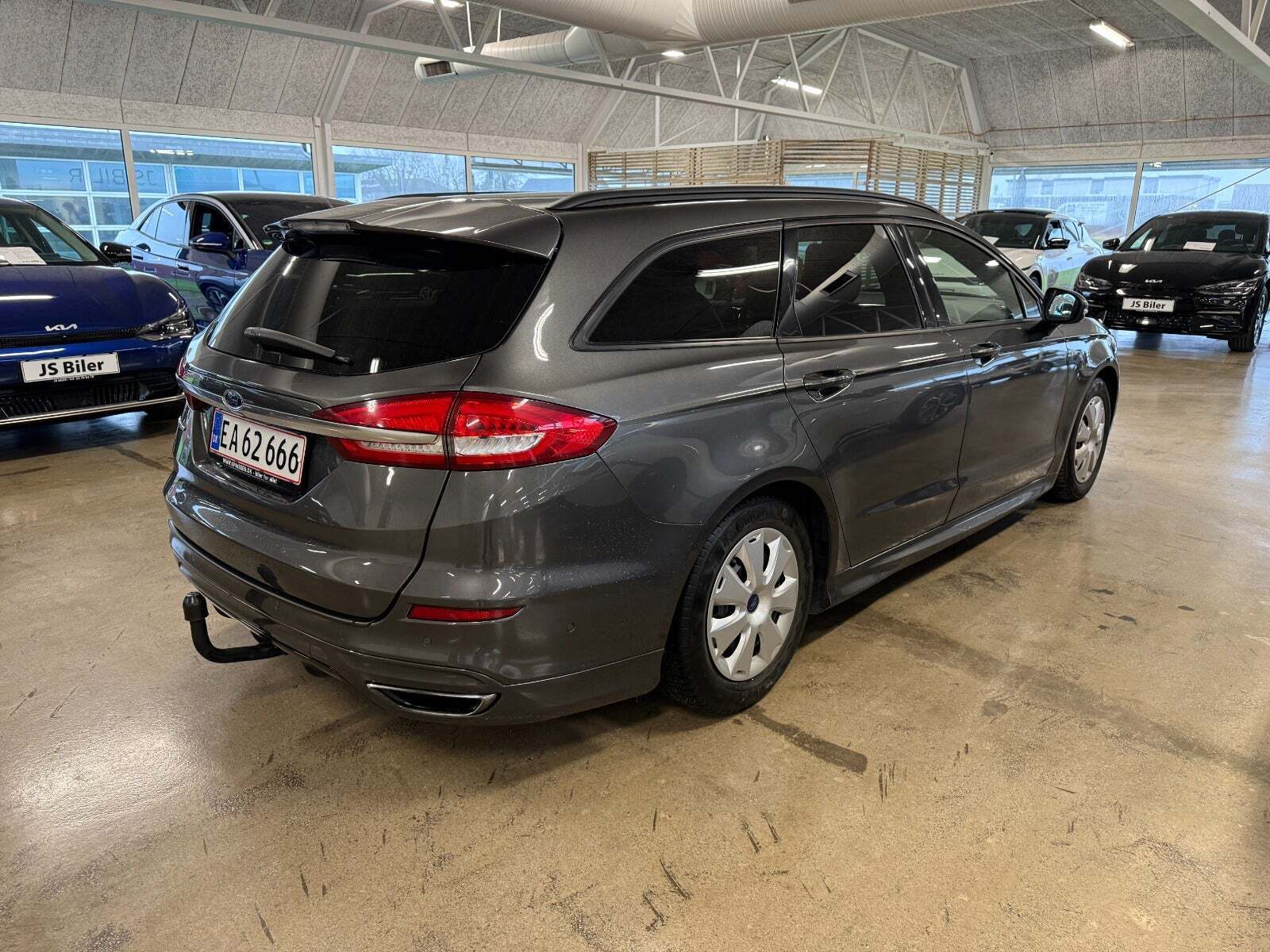 Grå Ford Mondeo fra 2019
