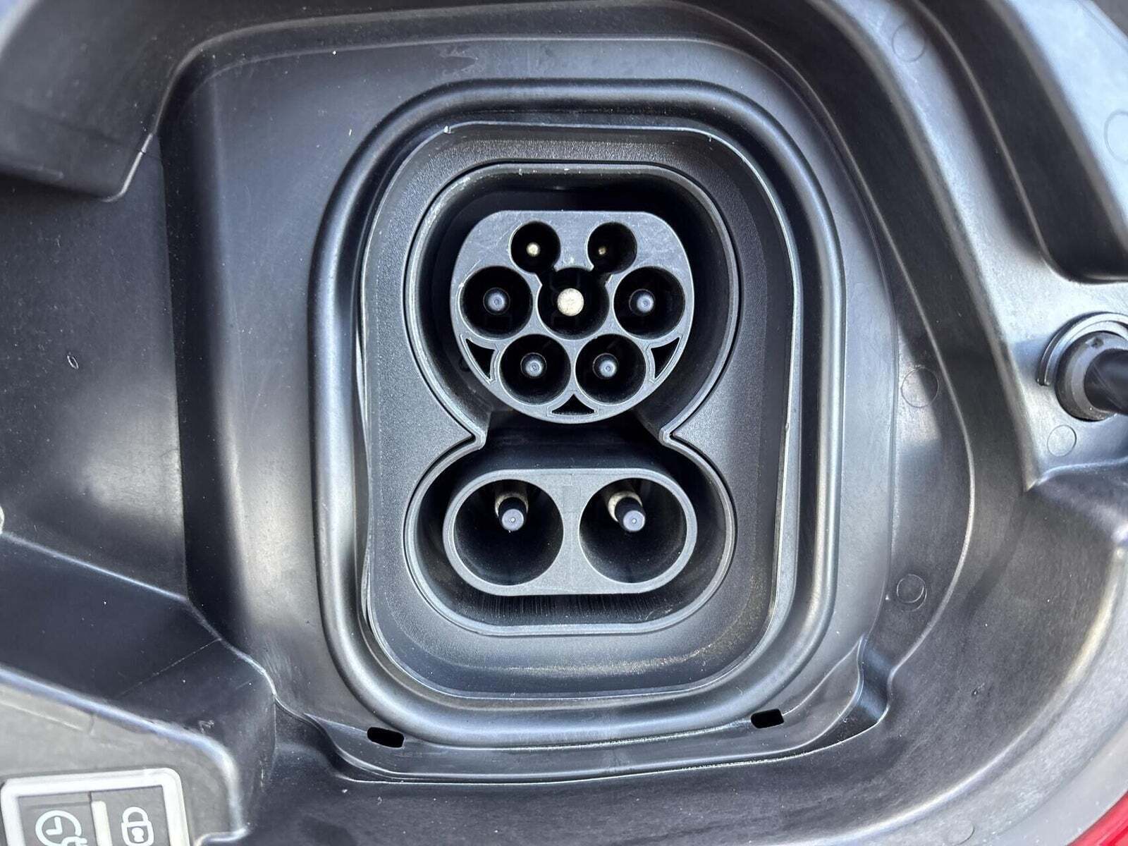 Rød Peugeot e-208 fra 2023