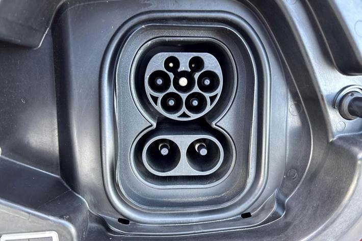 Rød Peugeot e-208 fra 2023