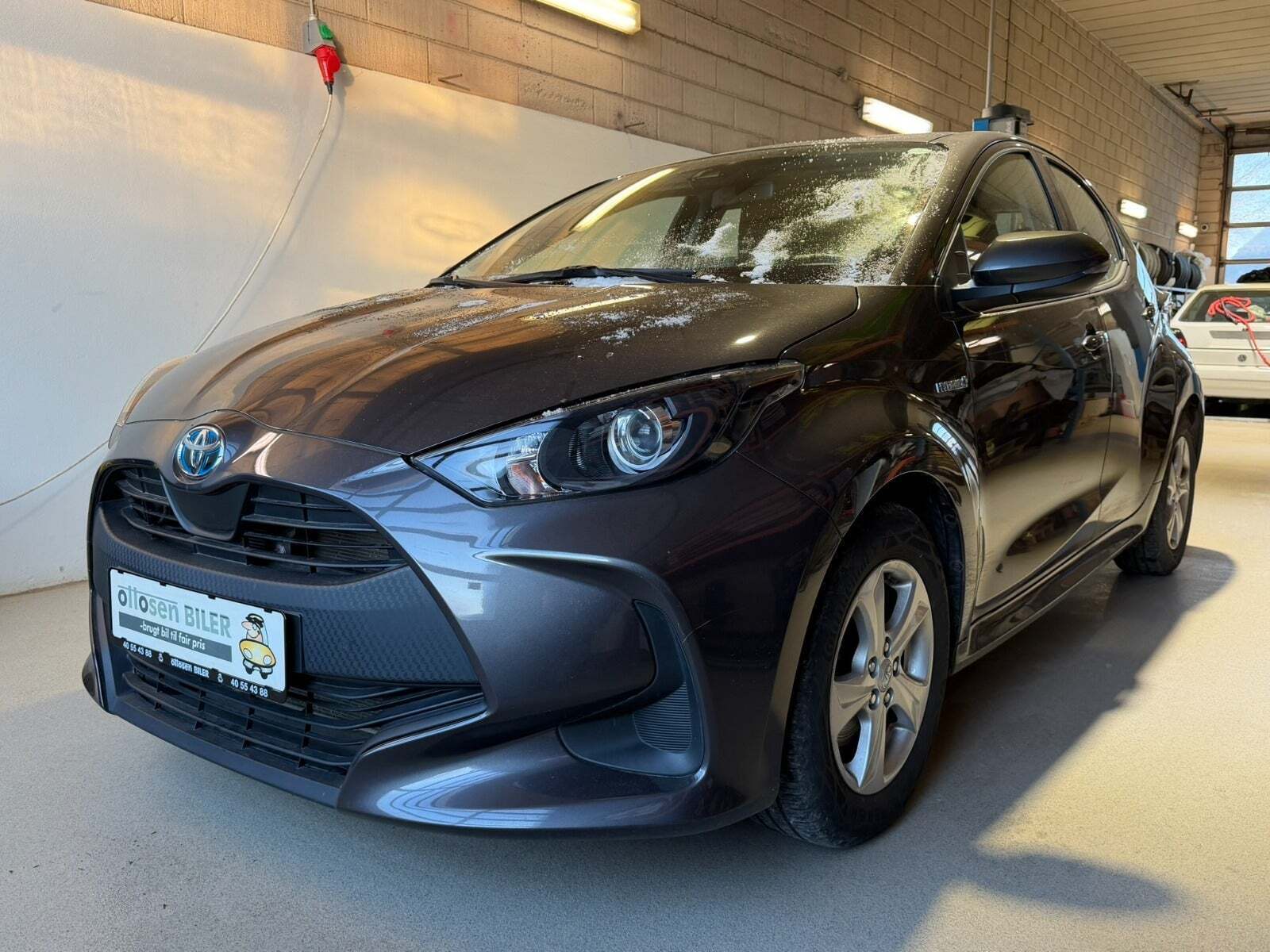 Grå Toyota Yaris fra 2021