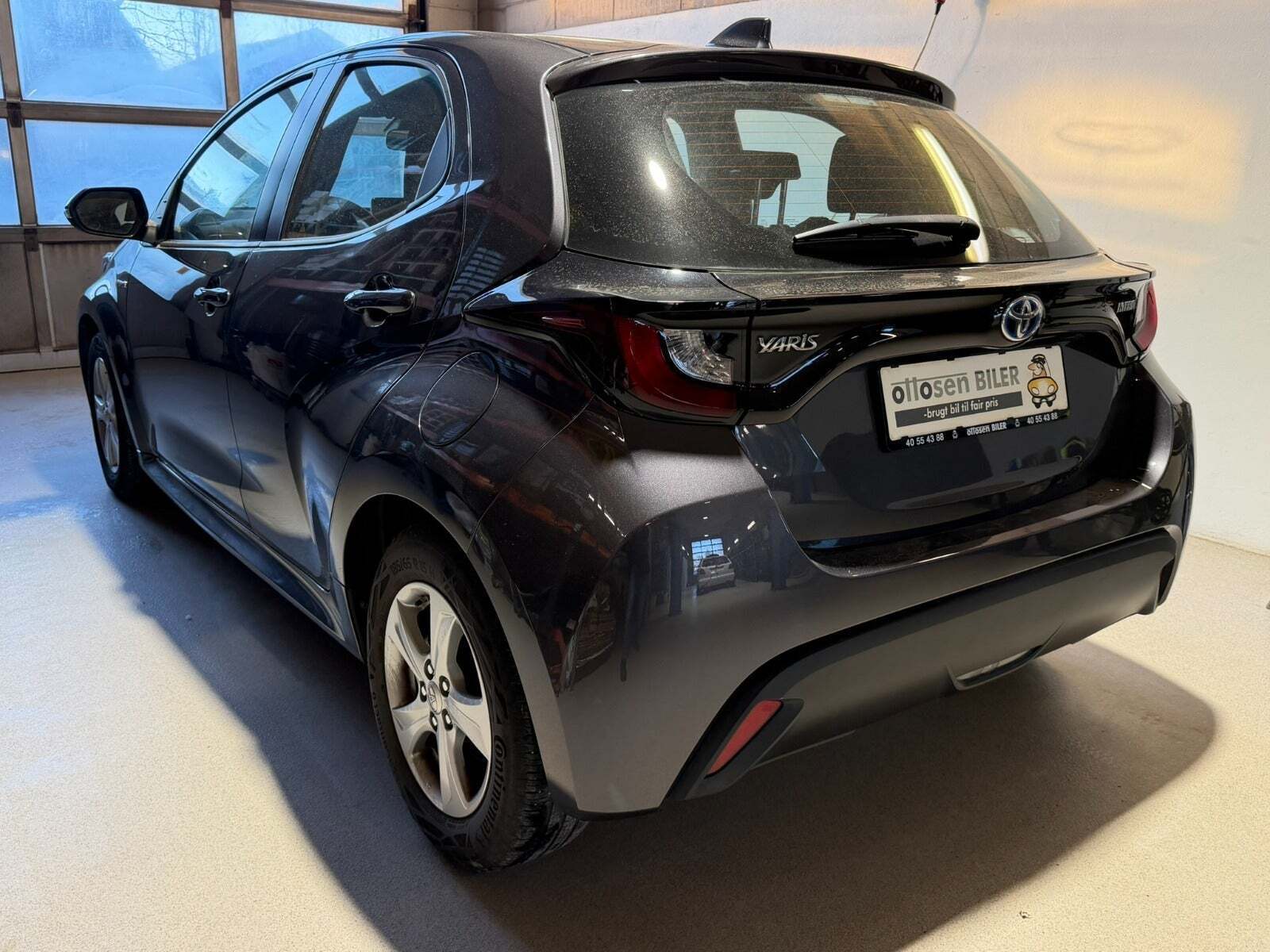 Grå Toyota Yaris fra 2021
