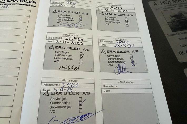 Grå Toyota Yaris fra 2021