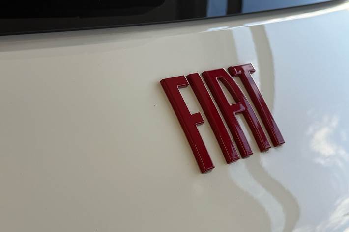Hvid Fiat 500e fra 2023