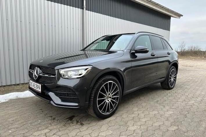 Grå Mercedes GLC300 de fra 2021 set udefra