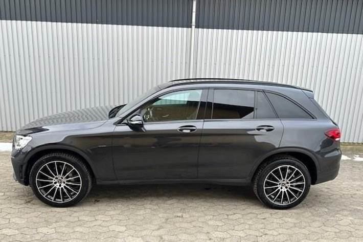 Grå Mercedes GLC300 de fra 2021
