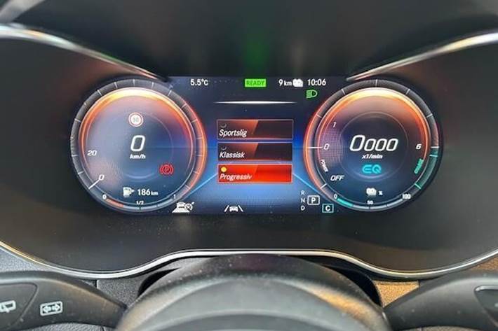 Grå Mercedes GLC300 de fra 2021