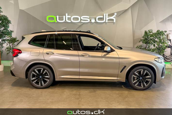 Orange BMW iX3 fra 2022