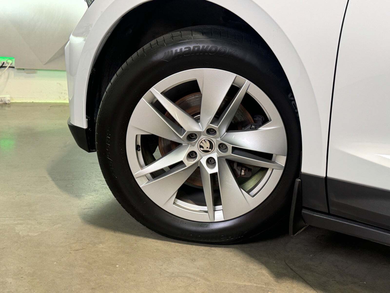 Hvid Skoda Enyaq fra 2021