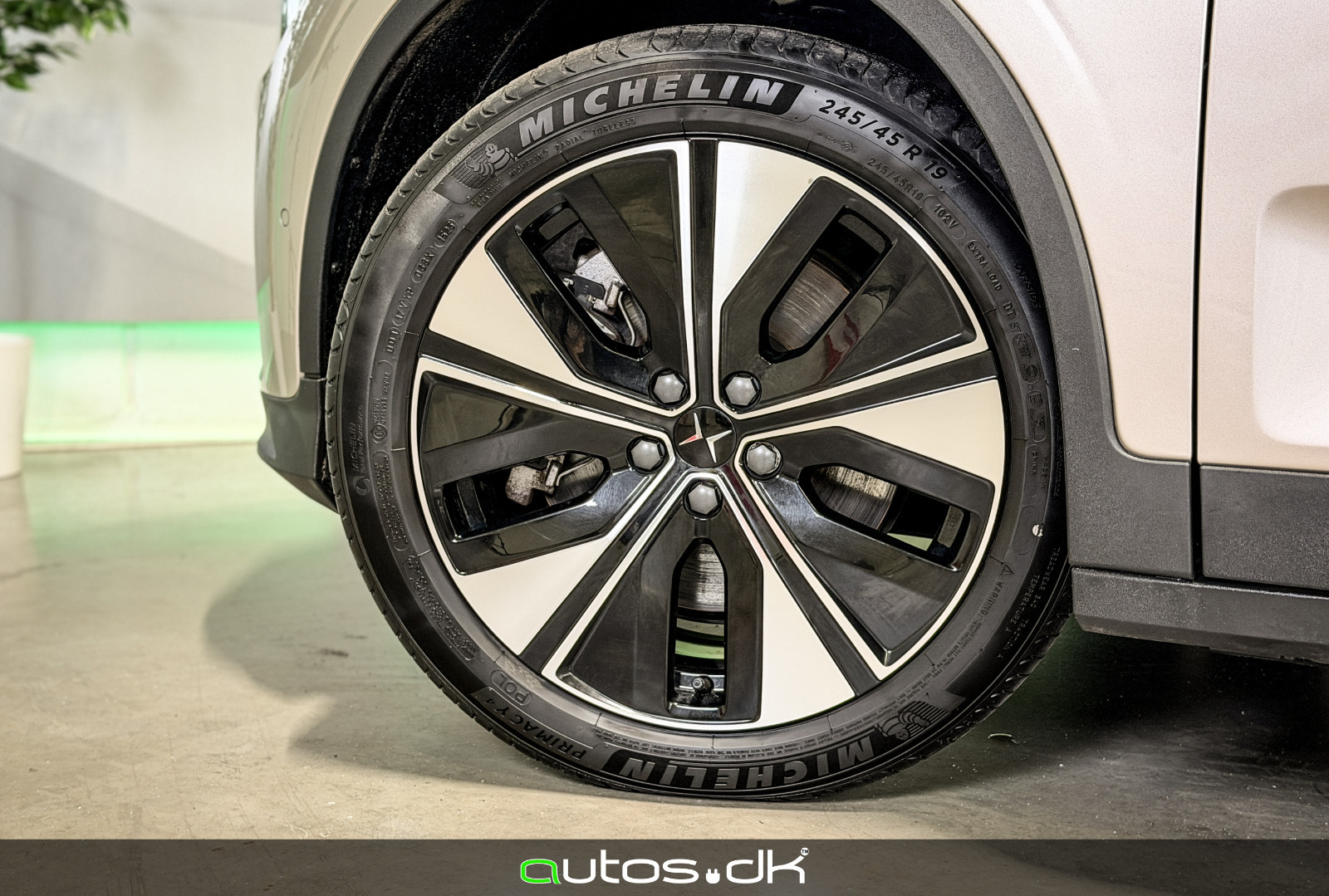 Orange Polestar 2 fra 2024