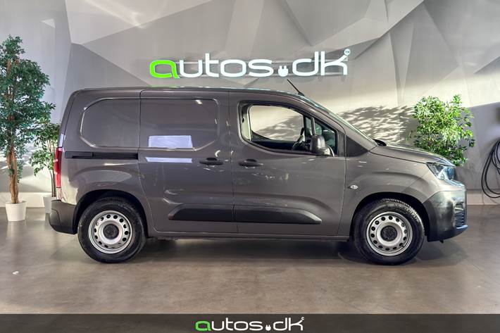 Grå Peugeot e-Partner fra 2023