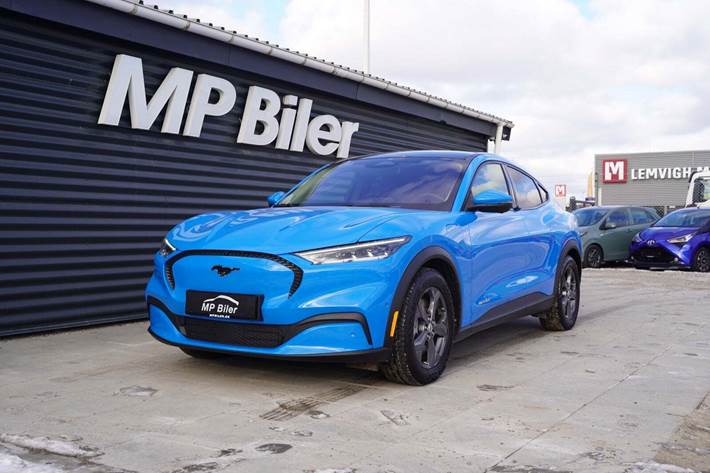 Blå Ford Mustang Mach-E fra 2024 set udefra