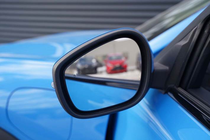 Blå Ford Mustang Mach-E fra 2024