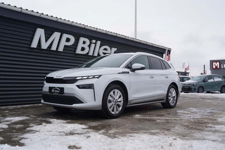 Hvid Skoda Enyaq fra 2026 set udefra