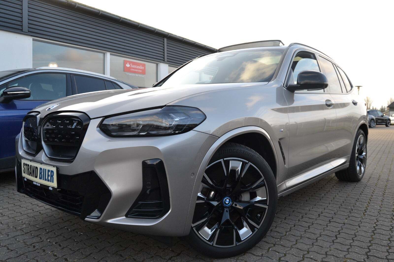 Orange BMW iX3 fra 2023