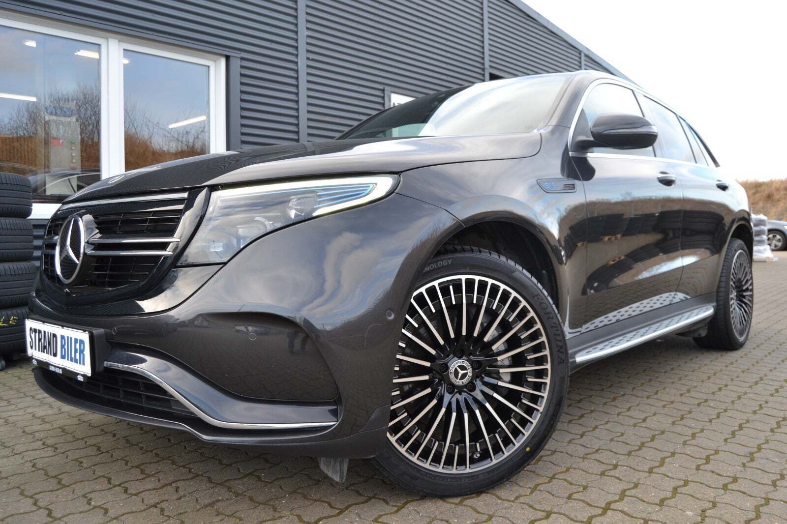 Grå Mercedes EQC400 fra 2021