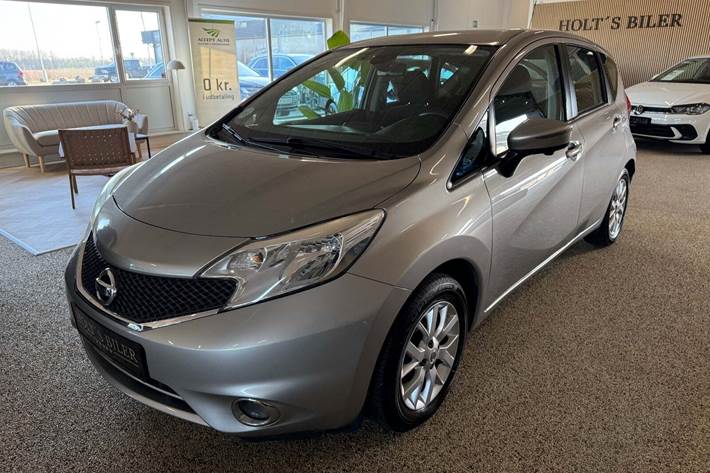 Sølv Nissan Note fra 2014 set udefra