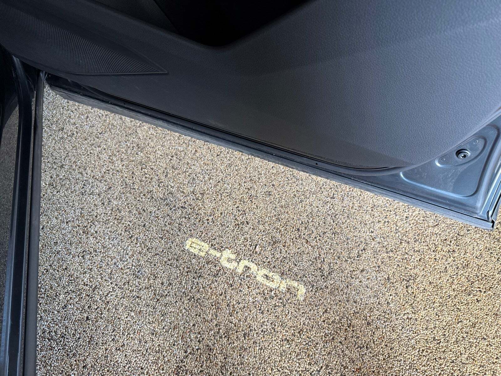 Grå Audi e-tron fra 2020