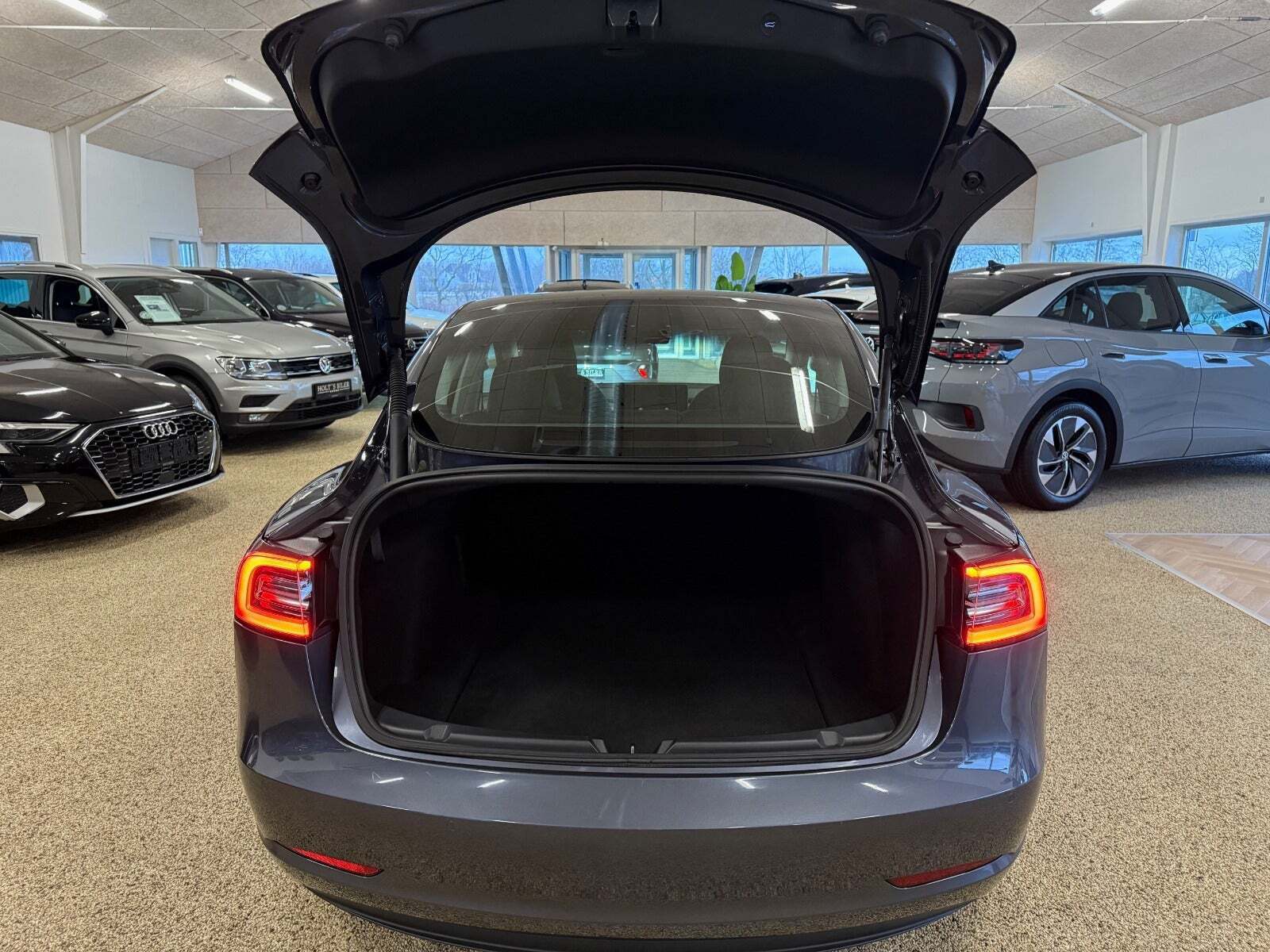 Grå Tesla Model 3 fra 2022