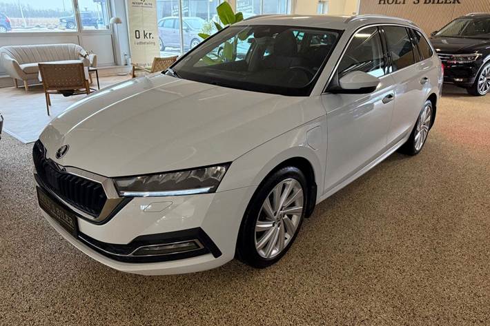 Hvid Skoda Octavia fra 2022 set udefra