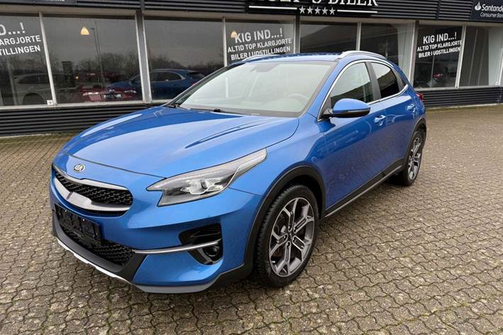 Blå Kia XCeed fra 2020 set udefra