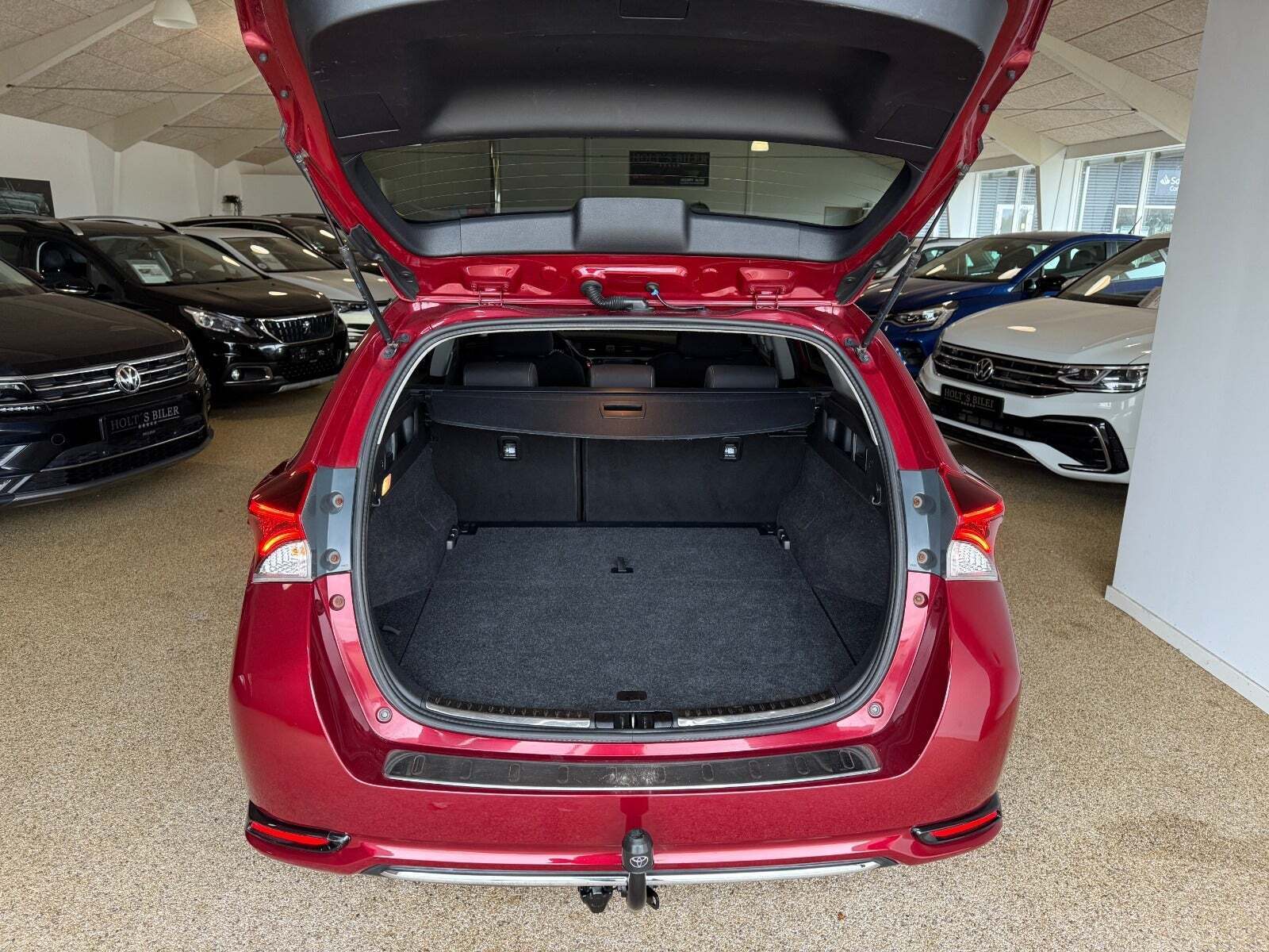 Rød Toyota Auris fra 2017