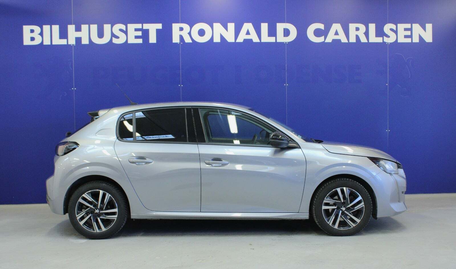 Sølv Peugeot 208 fra 2023