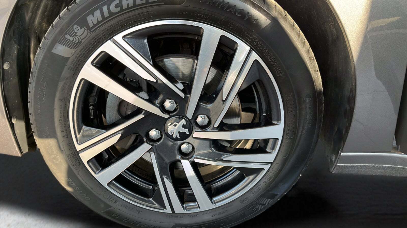 Grå Peugeot 208 fra 2020