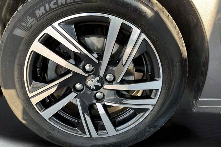 Grå Peugeot 208 fra 2020