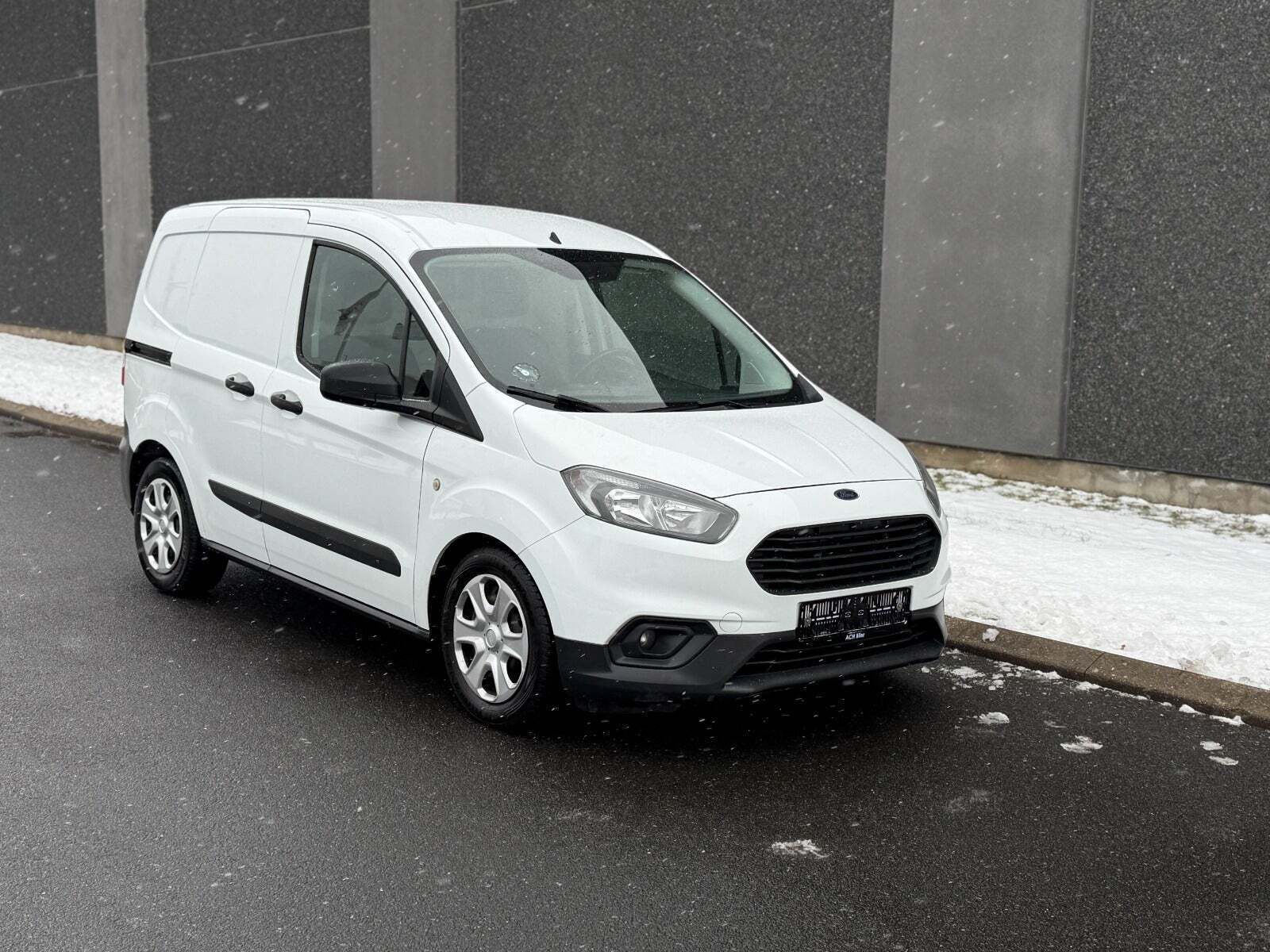 Hvid Ford Transit Courier fra 2019
