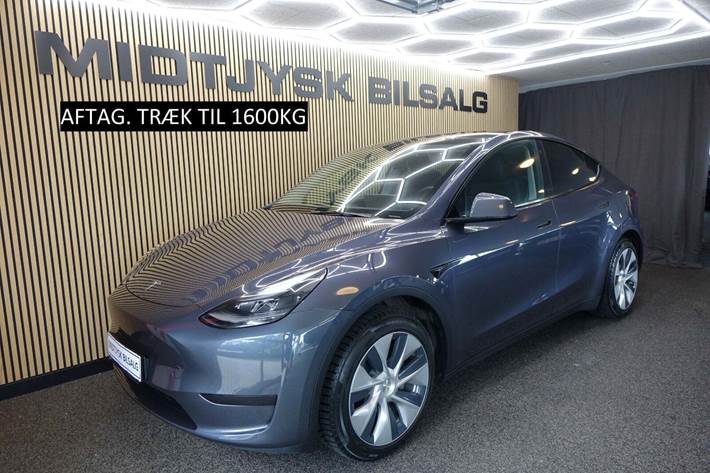 Grå Tesla Model Y fra 2023 set udefra