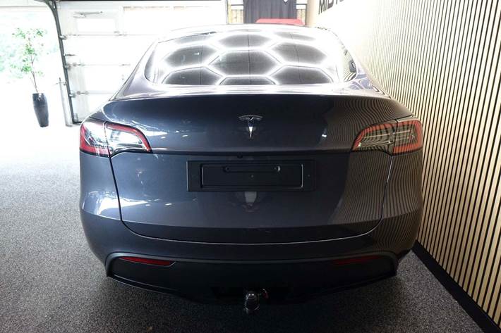 Grå Tesla Model Y fra 2023