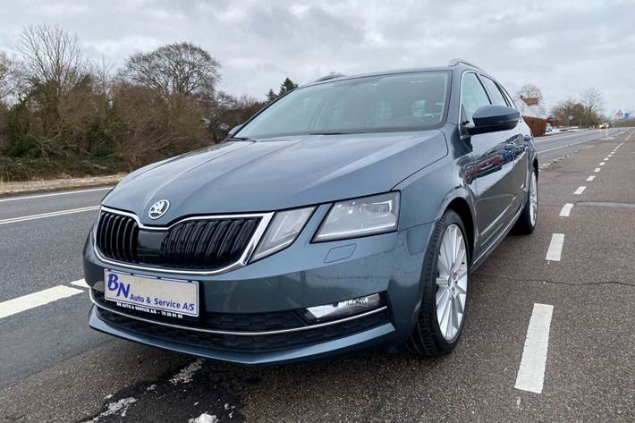 Grå Skoda Octavia fra 2018 set udefra