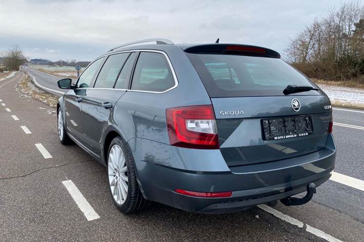 Grå Skoda Octavia fra 2018