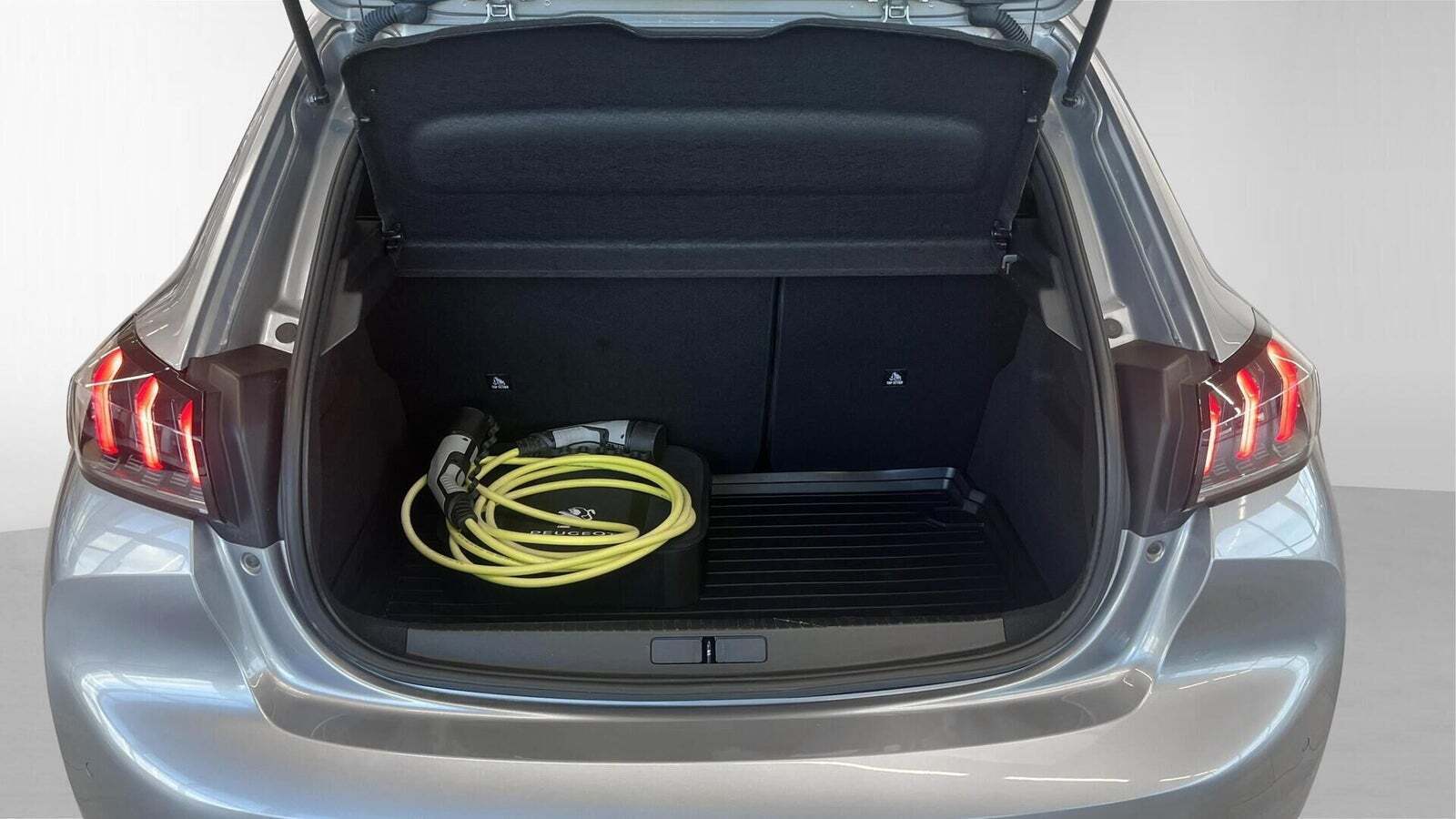 Grå Peugeot e-208 fra 2021